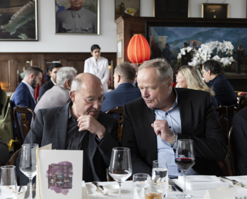 Dirk Niebel Bundesminister a.D. angeregt im Gespräch mit Dr. Gregoy Gysi
